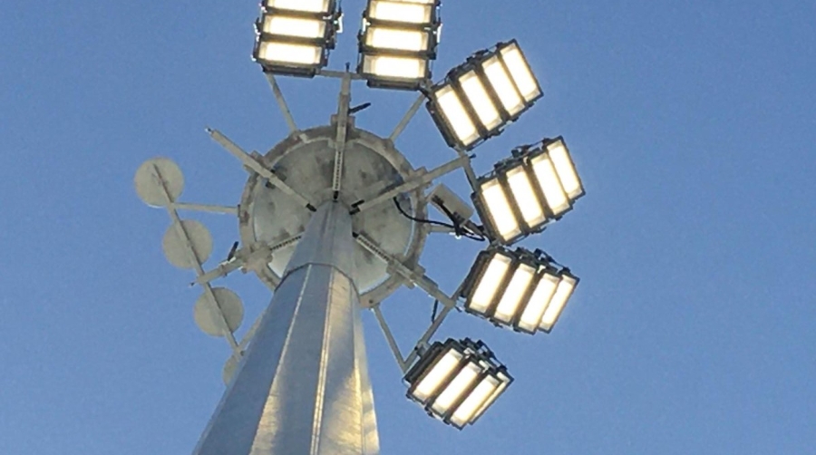 El Puerto de Almer&iacute;a instala tres torres de iluminaci&oacute;n que reducen un 50% el consumo de energ&iacute;a