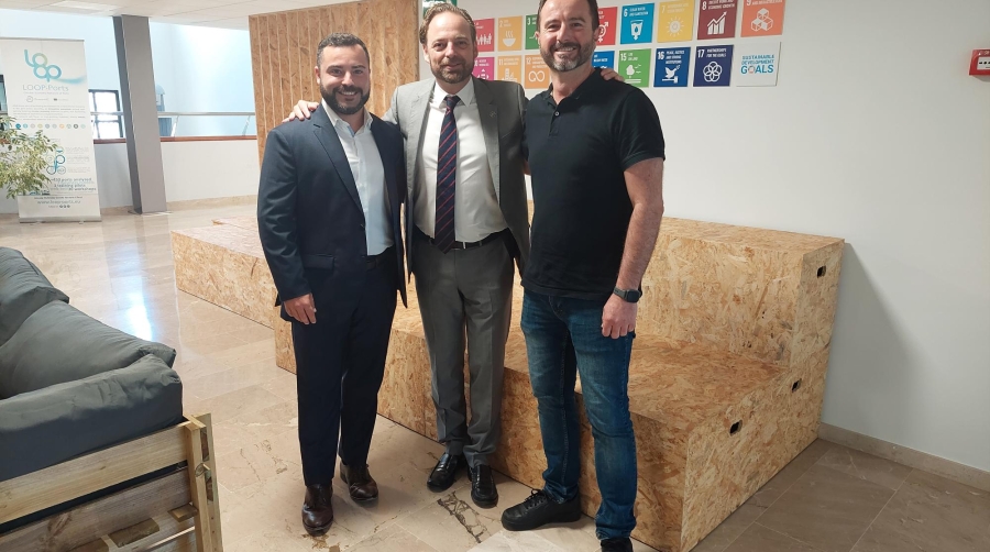 Alfredo Soler, CEO de Trans-Base Soler (en el centro de la imagen) junto a Alexandre Sánchez y Jorge Marcos, miembros del equipo de Opentop en la Fundación Valenciaport.