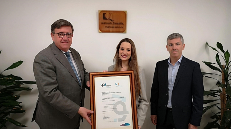 N&eacute;stor Mart&iacute;nez, director de Explotaci&oacute;n de la APV, Sof&iacute;a Garc&iacute;a Meli&oacute;, responsable de Calidad, de Comercial de Transportes Joman, S.L. (TRAJOMAN) y Pedro M&aacute;&ntilde;ez Rodr&iacute;guez, director gerente.