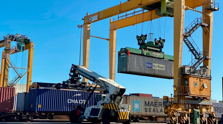 El número de mercancías que llegan al Puerto de Valencia por ferrocarril representan más del 8% del volumen total del tráfico terrestre.