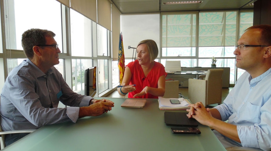 La consellera Mar&iacute;a Jos&eacute; Salvador se re&uacute;ne con el presidente de la APV Aurelio Mart&iacute;nez