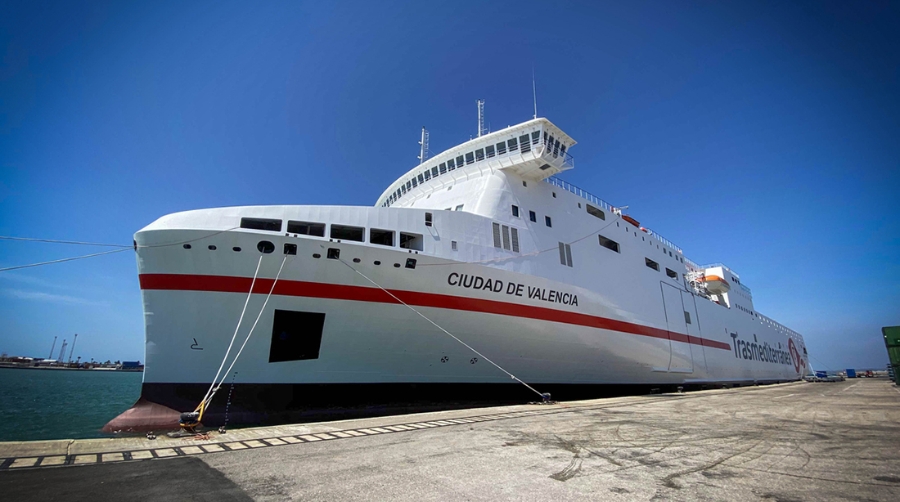 El &ldquo;Ciudad de Valencia&rdquo;, de Naviera Armas Trasmediterr&aacute;nea, se estrena en la l&iacute;nea C&aacute;diz-Canarias