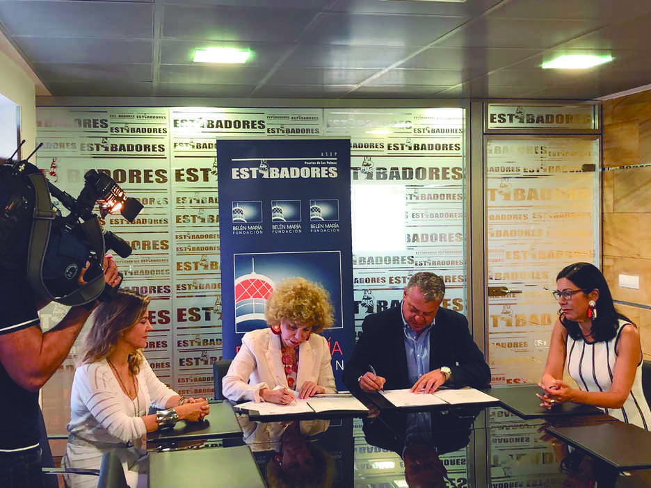 Nardy Barrios, presidenta de la asociaci&oacute;n Charter 100 Gran Canaria y Miguel Rodr&iacute;guez, presidente de la Fundaci&oacute;n Bel&eacute;n Mar&iacute;a, dependiente de los estibadores de Las Palmas, durante la firma de convenio de colaboraci&oacute;n por la igualdad de g&eacute;nero.