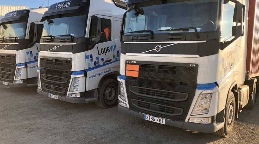 Lopeval incorpora a su flota dos nuevas tractoras Volvo y tres plataformas extensibles