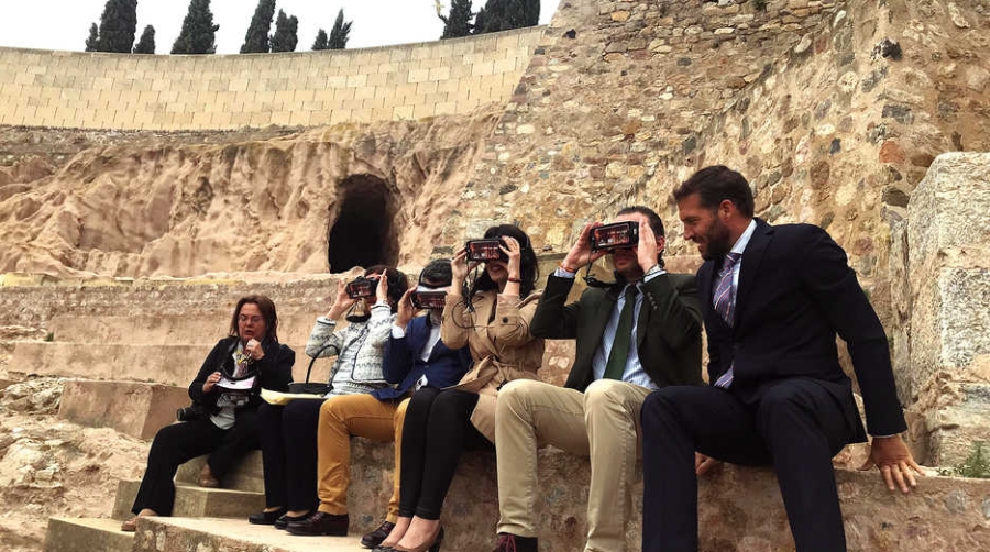 Los visitantes del Teatro Romano de Cartagena reviven el esplendor del Imperio Romano gracias a la realidad virtual