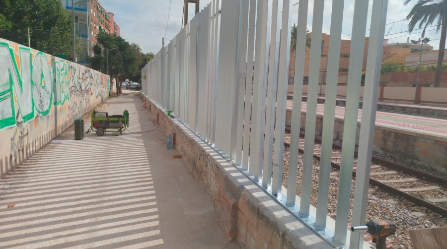 Adif repone y mejora más de 8 km de cerramientos de la infraestructura ferroviaria afectados por la DANA