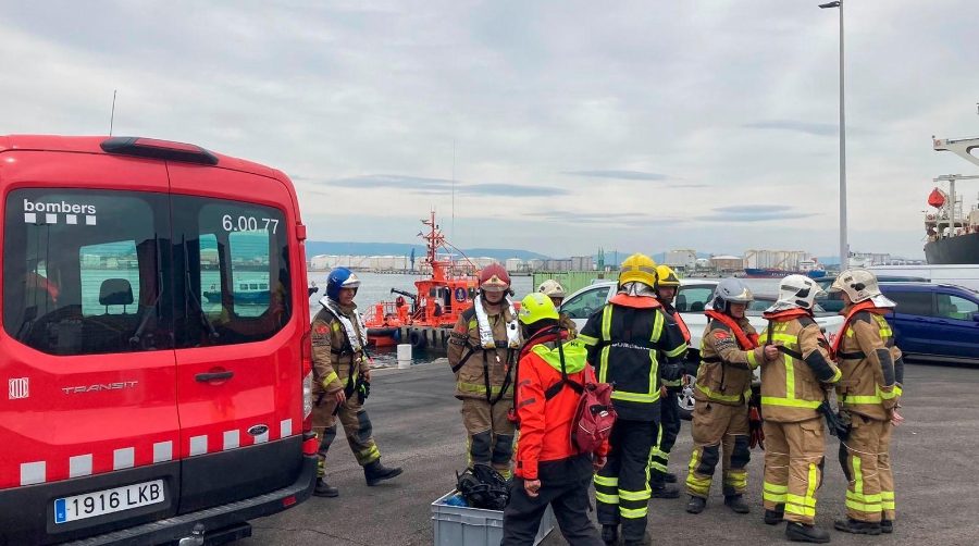 Bombers Generalitat y Parc Químic realizan prácticas de incidentes marítimos en el Port de Tarragona