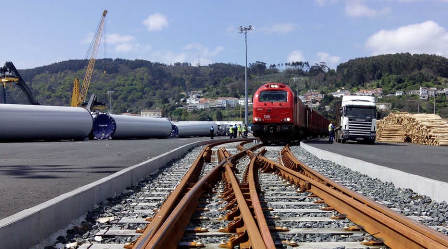 El Puerto de Ferrol recibe el primer tren de mercanc&iacute;as de su nueva terminal ferroviaria
