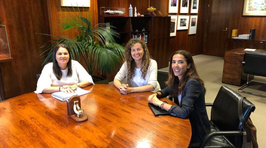 Ornella Chac&oacute;n, presidenta de OPPE, flanqueada por la senadora Esther Hern&aacute;ndez y la diputada nacional Celia Alberto, ambas del Grupo Popular.