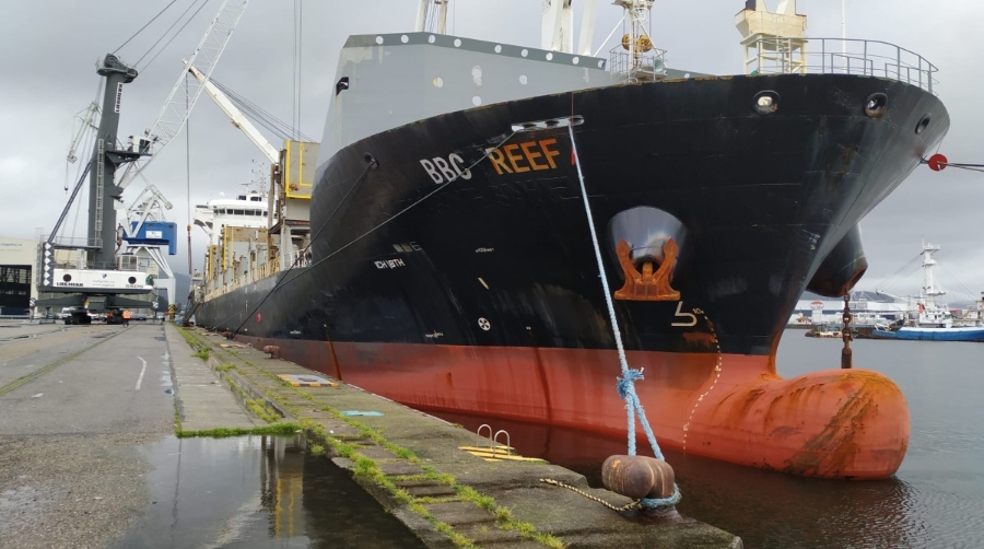 El &ldquo;BBC Reef&rdquo; establece un nuevo r&eacute;cord en el embarque de torres e&oacute;licas en el Puerto de Mar&iacute;n