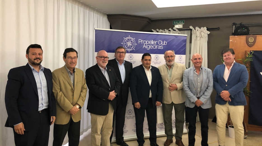 Younes Lamarti, director general de Bollor&eacute; Transport &amp; Logistic Maroc &ndash;cuarto por la derecha&ndash;, junto a miembros del Propeller Club de Algeciras.