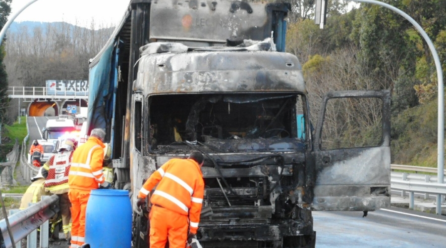 Incendio fortuito de un cami&oacute;n en el acceso al Puerto de Bilbao