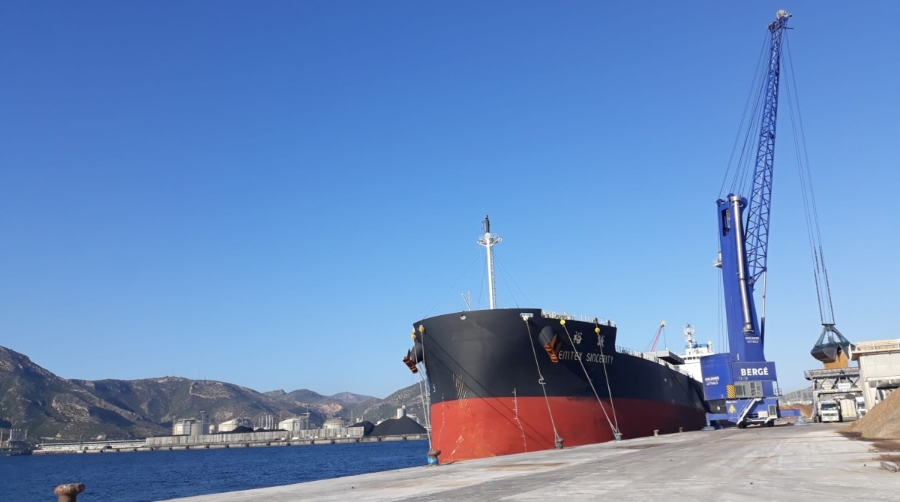 El buque &quot;Cemtex Sincerity&quot; descarga 20.000 toneladas de granel s&oacute;lido en Escombreras