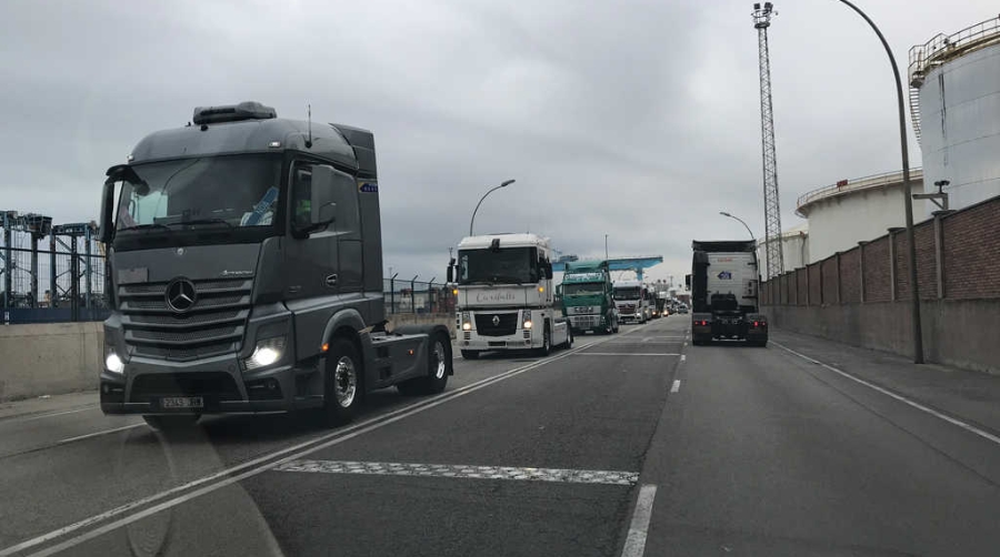 Los transportistas de contenedores inician la primera marcha lenta de la semana por el Puerto de Barcelona