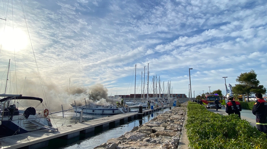 Un incendio calcina dos yates en la Marina de Valencia