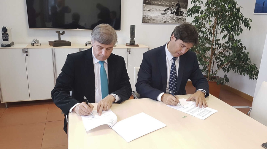 El presidente de la Autoridad Portuaria de Santander, Jaime Gonz&aacute;lez (derecha) y el presidente de la Empresa Portuaria Nacional de Per&uacute; (ENAPU), Juan Arrisue&ntilde;o.