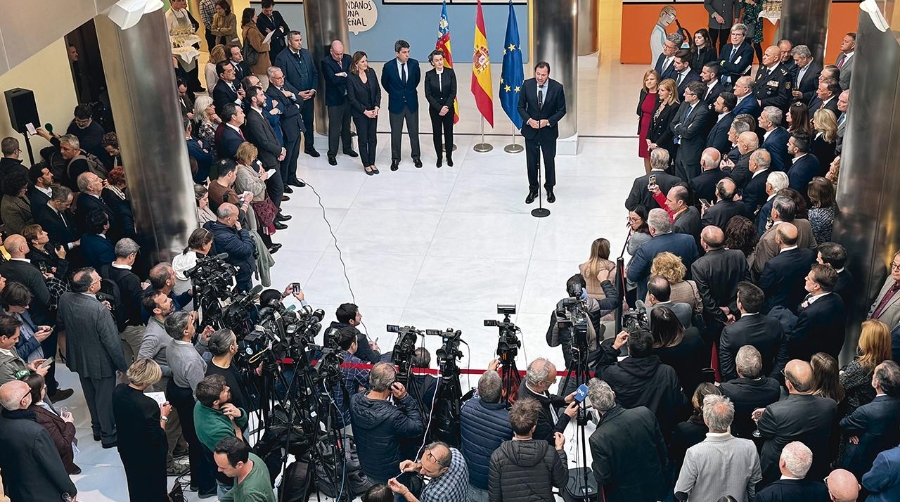 Momento en el que Óscar Puente, ministro de Transportes y Movilidad Sostenible, realizó ayer el anuncio del desbloqueo de las obras del nuevo muelle de contendores de la Ampliación Norte del Puerto de Valencia. Foto Loli Dolz.