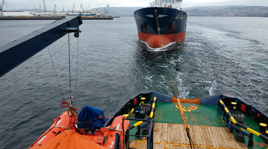 El &ldquo;VB Hispania&rdquo; de Boluda Towage remolca el barco &ldquo;Blue Star&rdquo; de la r&iacute;a de Ferrol con destino a Turqu&iacute;a