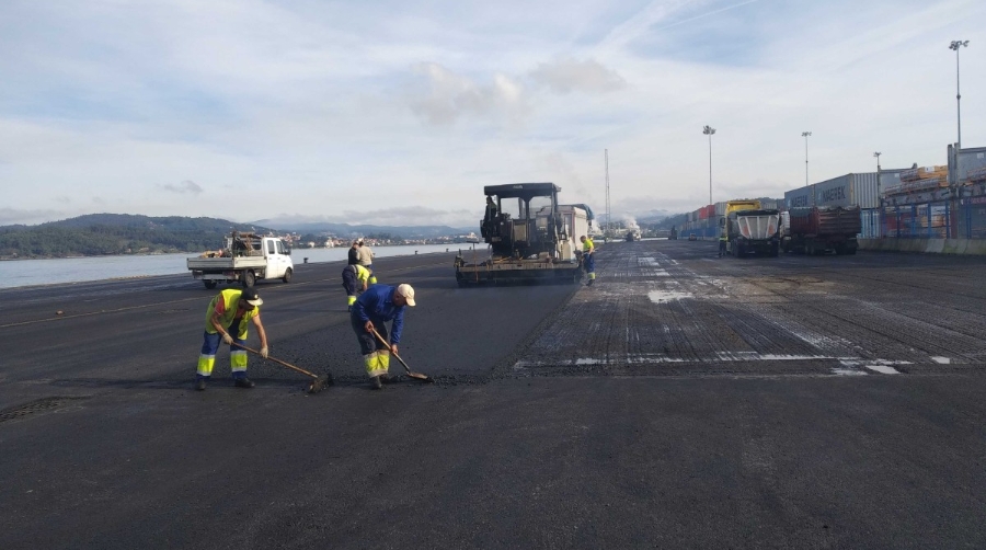 Se ha fresado y aportado nuevo aglomerado asf&aacute;ltico en la zona de muelles y operaciones.