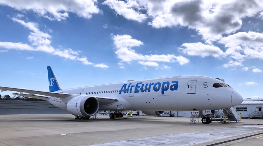 El Dreamliner de Air Europa trae el primer mill&oacute;n de mascarillas para el sector del transporte