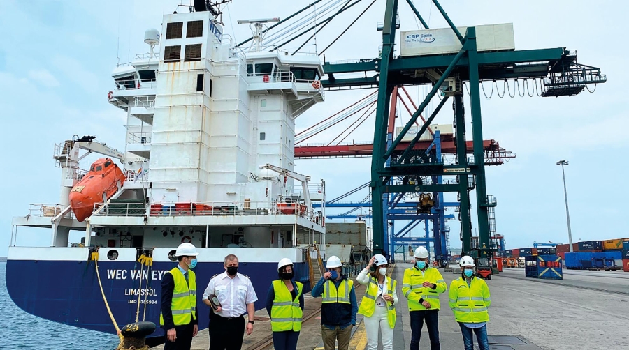 Representantes de WEC Lines, Autoridad Portuaria de Bilbao y CSP Iberian Bilbao Terminal, durante la entrega de la metopa al capitán del “WEV Van Eyick”.