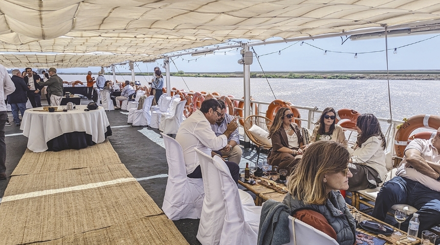 La jornada incluyó una navegación remontando el río Guadalquivir.