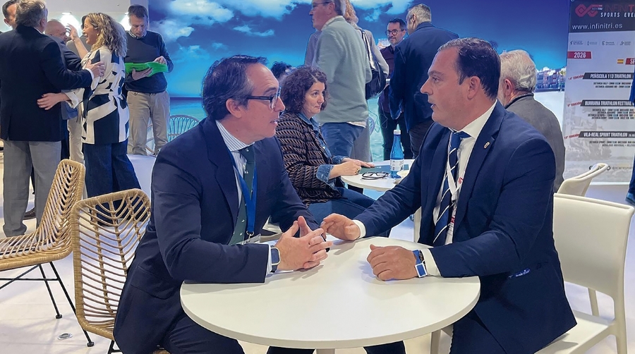 El presidente de la Autoridad Portuaria de Castellón, Rubén Ibáñez, y el alcalde de Peñíscola, Andrés Martínez, reunidos en FITUR.