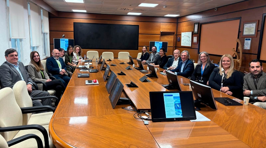 Durante la reunión se presentó a los diferentes líderes de las mesas de trabajo del proyecto de mejora lanzado por Foro MADCArgo y se trasladó el compromiso de seguir impulsando reuniones periódicas y acciones concretas que contribuyan a la mejora de las operaciones de carga aérea en el Aeropuerto Adolfo Suárez Madrid-Barajas, con el fin de consolidar la posición del aeropuerto como hub de referencia a nivel internacional.