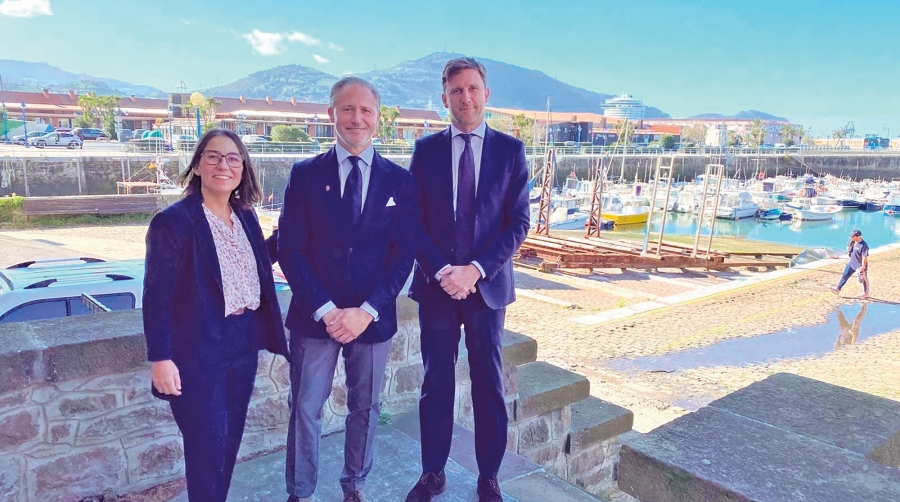 La alcaldesa de Getxo, Amaia Agirre, con el presidente de la Autoridad Portuaria de Bilbao, Iván Jiménez (centro), y el director de la Secretaría de las Naciones Unidas para la Implementación y Desarrollo de los Objetivos de Desarrollo Sostenible, Sébastien Vauzell.
