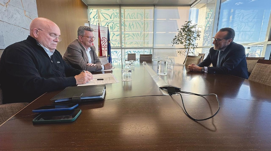 El presidente de UNO, Francisco Aranda (derecha) se ha reunido con conseller de Medio Ambiente, Infraestructuras y Territorio de la Generalitat Valenciana, Vicente Martínez; y con el director general de Transportes y Logística, Manuel Ríos.