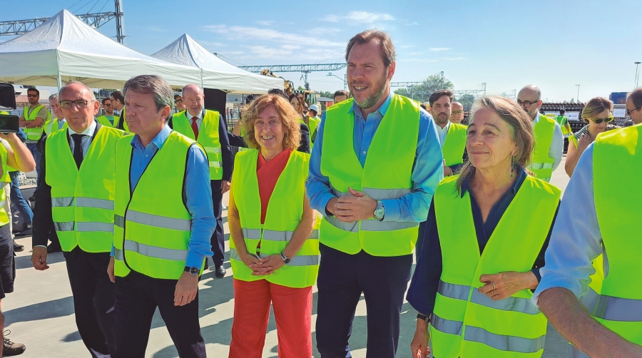 La consejera vasca de Movilidad Sostenible, Susana Gª Chueca (centro), en la visita a las obras del nodo logístico de Júndiz en julio de 2024, junto al ministro de Transportes, Óscar Puente, y el secretario de Estado, José Antonio Santano. Foto J.P.