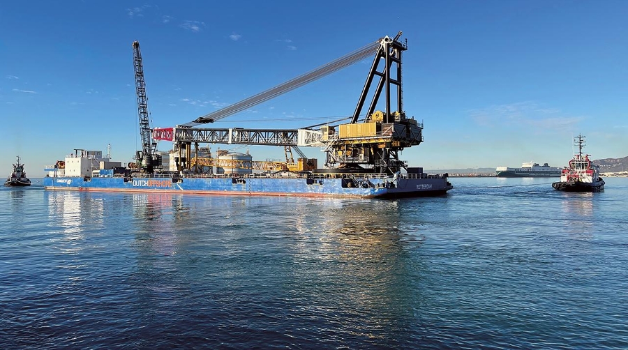 Una grúa instalada en una pontona flotante de 136 metros de eslora procederá a la retirada de las plataformas de hormigón.