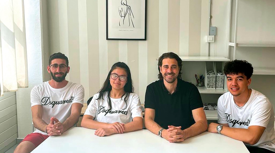 Enzo Hogard y Océane Calcagnigo, estudiantes en prácticas; Laurent Marco, director y Ibrahim Al Balushi, ventas externas de Liquidamos.