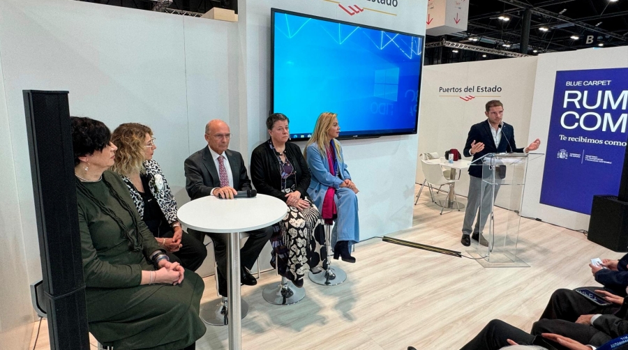 Fernando Pacheco, director de MSC Cruceros España, durante su intervención, junto a Mar Pérez, Cruise Manager en Port de Barcelona; Francesca Antonelli, responsable de Cruceros en la AP de Valencia; Carlos Rubio, presidente de la AP de Málaga; Genoveva Climent, directora Comercial de Port Tarragona; y Mónica Bautista, directora comercial de la AP de Alicante. Foto B.C.