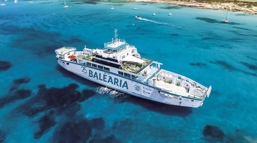 El ferry cuenta con una capacidad para 390 pasajeros y 14 camiones y realiza cuatro salidas diarias por sentido.