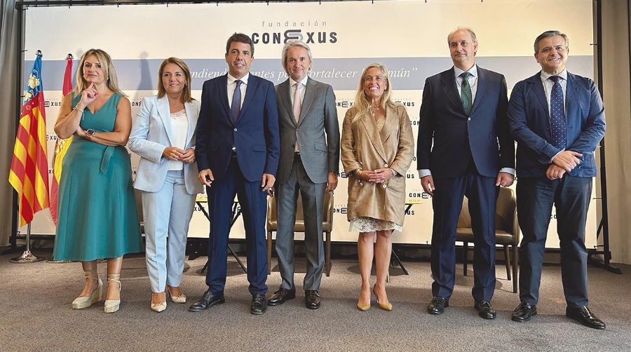 Nuria Montes, consellera de Innovación; Susana Camarero, vicepresidenta de la Generalitat Valenciana; Carlos Mazón, presidente de la Generalitat Valenciana; Manuel Broseta, presidente de la Fundación Conexus; Rocío Albert, consejera de Economía de la Comunidad de Madrid; Miguel López-Valverde, consejero de Digitalización de la Comunidad de Madrid y Jorge Rodrigo, consejero de Transportes de la Comunidad de Madrid. Foto J.C.P.