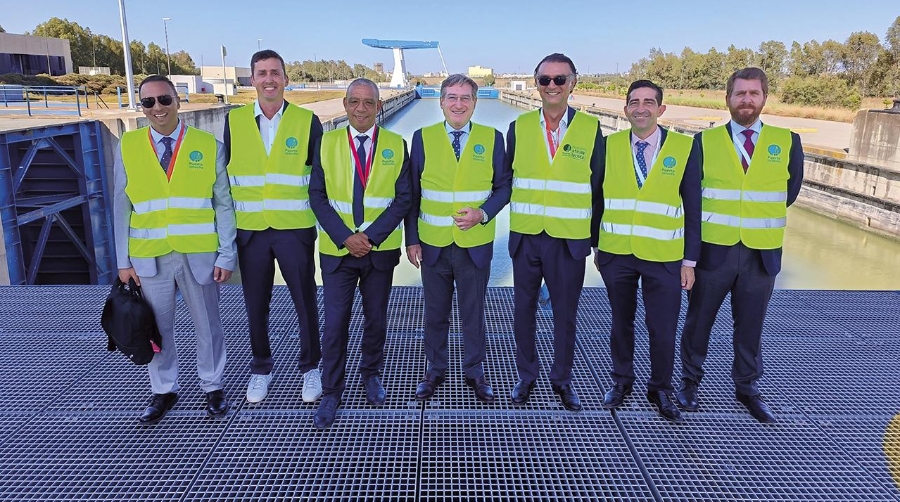 La reunión ha continuado con una visita a las instalaciones portuarias sevillanas.