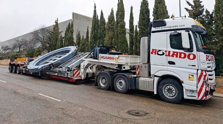 Equipo especial de Aguado para transporte eficiente de virolas, reduciendo el ancho de transporte a 4,5 metros y facilitando la circulación diurna en Euskadi.