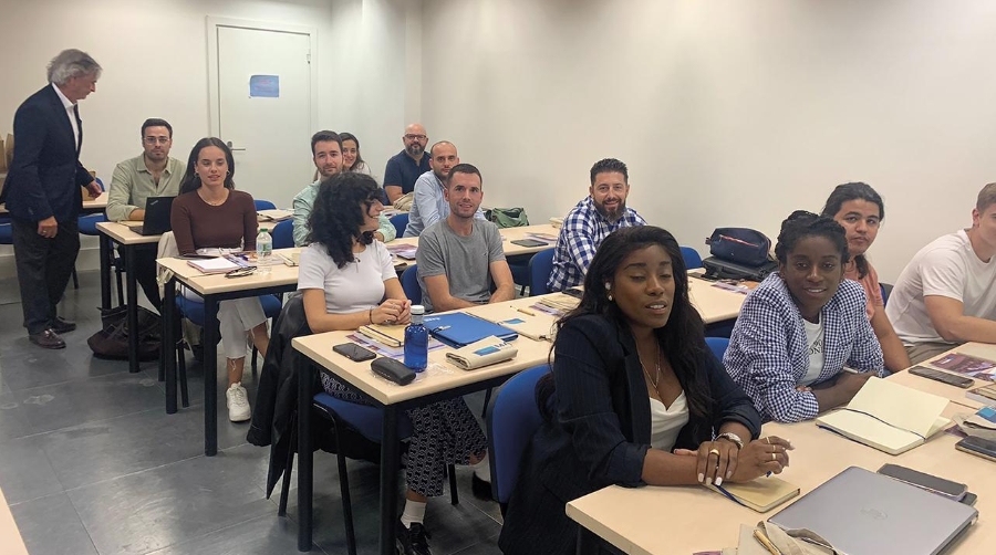 El programa cuenta con 17 alumnos inscritos.