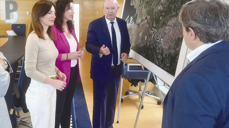 La presidenta Rosario Soto y la alcaldesa María del Mar Vázquez con el presidente del Puerto de Bilbao, Ricardo Barkala, en las instalaciones portuarias1.