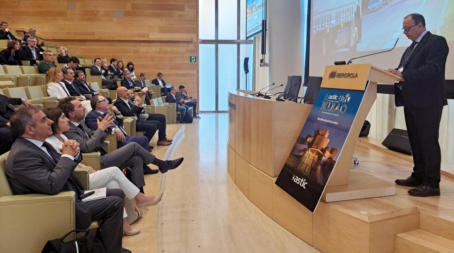 Marcos Basante, presidente de ASTIC, se dirige a la audiencia en el Foro Empresarial del Transporte celebrado el viernes en Bilbao, con el vicepresidente ejecutivo de la Asociación, Ramón Valdivia, y la eurodiputada saliente por el PNV, Izaskun Bilbao, sentados, en primer término. Foto J.P.