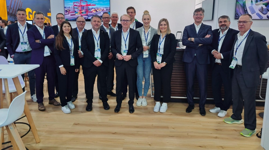 El equipo de Künz en TOC Europe, con el CEO, Günter Bischof (centro) y el responsable para el mercado español, Camilo Torres ()segundo por la izquierda). Foto J.P.