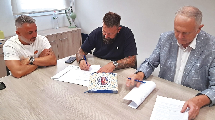 Representantes de OEPB y el Institut Les Salines durante el momento de la firma del acuerdo.