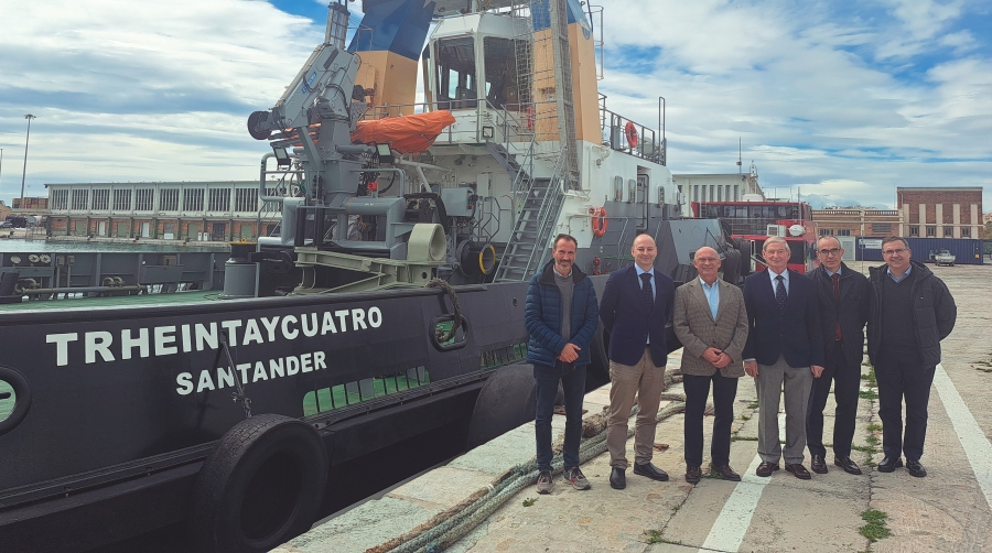 Visita del nuevo remolcador por parte del presidente de la Autoridad Portuaria, Carlos Rubio y su director, José Moyano, acompañados por representantes del organismo público y de la compañía Remolques Unidos, que gestiona la operativa en Málaga.