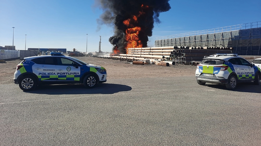 Unas obras provocan un incendio en el Puerto de Almería