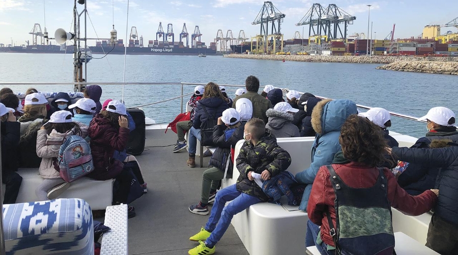Cientos de escolares han podido conocer de primera mano la actividad del Puerto de Valencia.