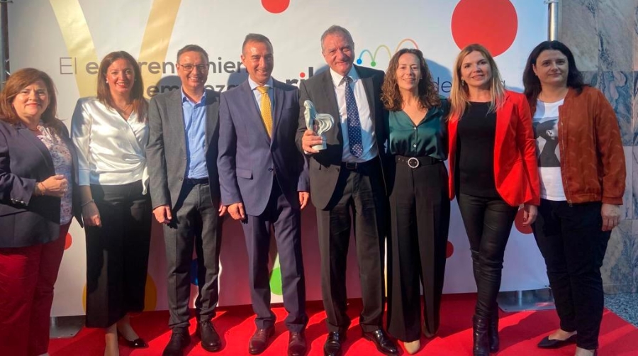 De izquierda a derecha: Esther Gómez concejala de Turismo del Ayuntamiento de Riba-roja; Carolina Garibo directora financiera de Docks; José Ángel Hernández, concejal del Área de Fomento Económico; Robert Raga, alcalde de Riba-roja; Pascual García director general de Docks; Reme Gil, responsable de RSC de Docks; Inés Herranz, coordinadora del Área de Fomento Económico y Empleo del Ayuntamiento de Riba-roja; y Teresa Pozuelo, concejala de Planificación Urbanística, Áreas Industriales, Obras Públicas y Servicios Municipales.