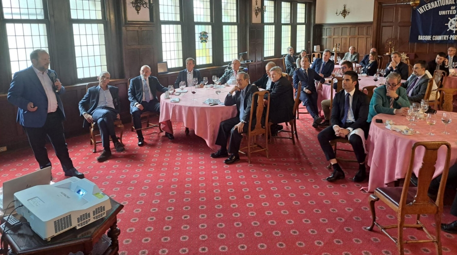 José Luis Grijalvo, presidente del Propeller Club del País Vasco-Port of Bilbao, ha hecho entrega de sendas metopas conmemorativas a Juan Manuel Martínez Mourín, de ATE, y Ander Gorostiza Hormaeche, de Incotrans. Foto J.P.