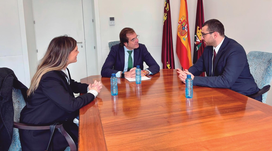 Mar Issac, secretaria general; Pedro Pablo Hernández, presidente; y Pablo Narío, presidente de la AJE Cartagena.