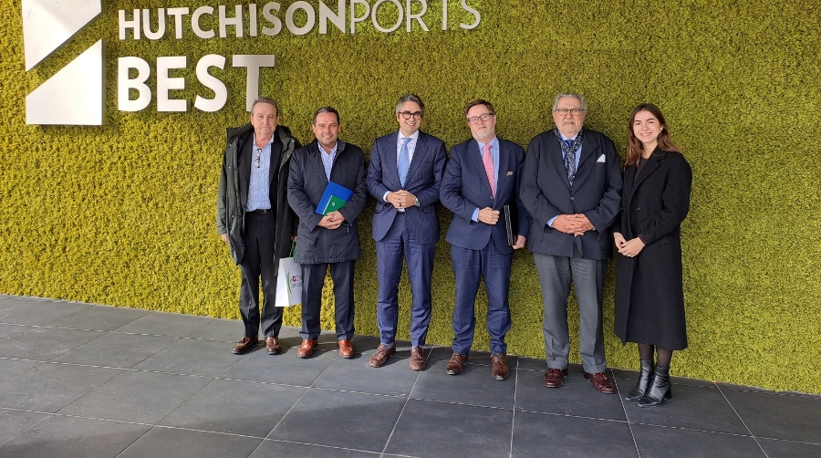 El presidente del BCL, Santiago J. Castellà, acompañado durante su visita a la terminal BEST.